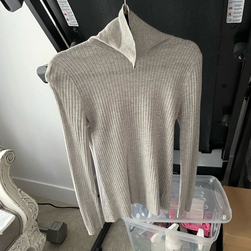 GREY TURTLENECK BY ARITZIA
